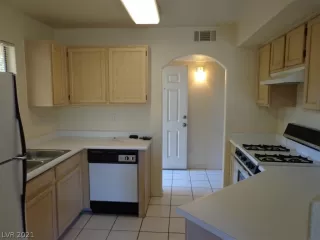 Photo #3: 2333666 Listing