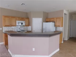 Photo #4: 2333693 Listing