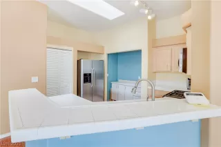 Photo #6: 2333770 Listing