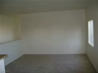 Photo #6: 2333877 Listing