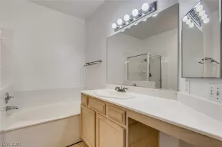 Photo #4: 2333901 Listing