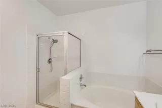 Photo #5: 2333901 Listing