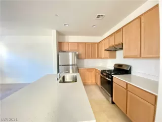 Photo #5: 2333905 Listing