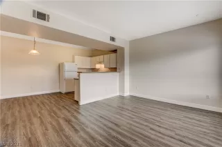 Photo #4: 2333915 Listing