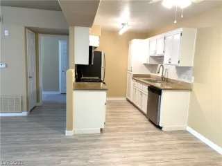 Photo #5: 2333940 Listing 