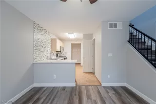 Photo #5: 2333965 Listing