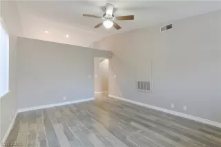 Photo #4: 2334045 Listing 