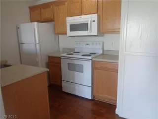 Photo #4: 2334583 Listing