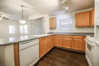 Photo #5: 2335032 Listing