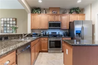 Photo #6: 2335198 Listing