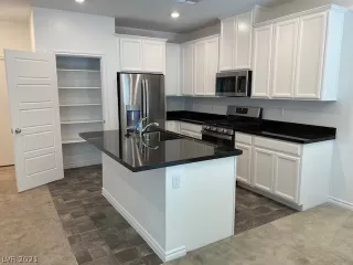 Photo #3: 2335258 Listing 