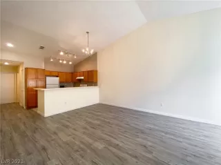 Photo #6: 2335269 Listing