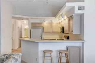 Photo #6: 2335430 Listing