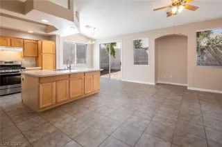 Photo #4: 2335457 Listing 