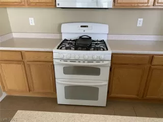 Photo #6: 2335548 Listing