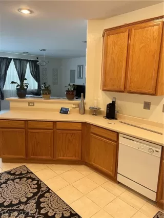 Photo #5: 2335648 Listing