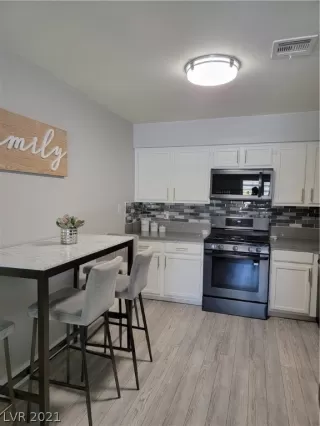 Photo #5: 2335711 Listing