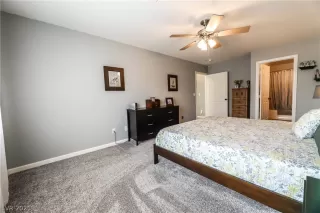 Photo #6: 2335801 Listing