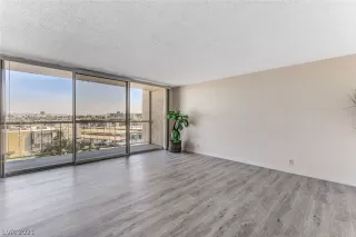 Photo #4: 2335806 Listing