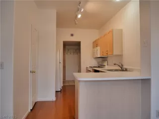 Photo #5: 2335812 Listing 