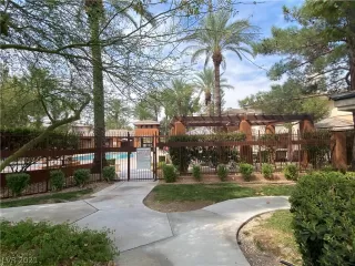 Photo #5: 2335813 Listing 