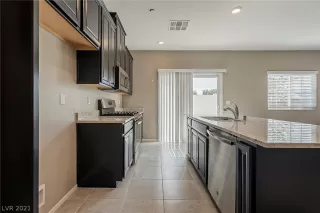 Photo #3: 2335830 Listing