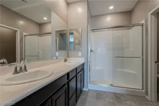 Photo #6: 2335830 Listing