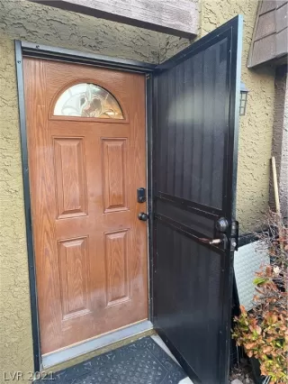 Photo #2: 2335836 Listing