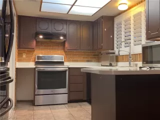 Photo #5: 2335836 Listing