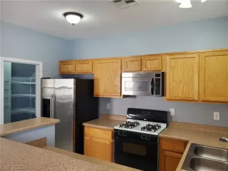 Photo #3: 2335857 Listing