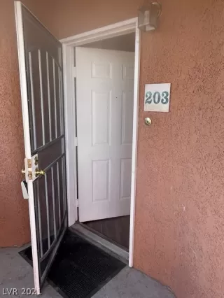 Photo #5: 2335877 Listing