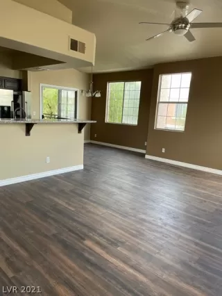 Photo #6: 2335877 Listing