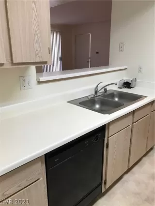 Photo #3: 2336000 Listing 