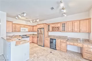 Photo #5: 2336252 Listing 