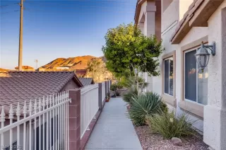 Photo #4: 2336347 Listing 