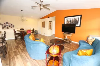 Photo #4: 2336406 Listing