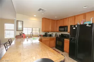 Photo #5: 2336406 Listing