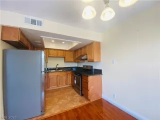 Photo #5: 2336574 Listing