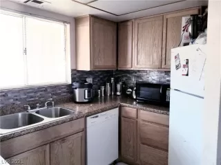 Photo #4: 2336627 Listing