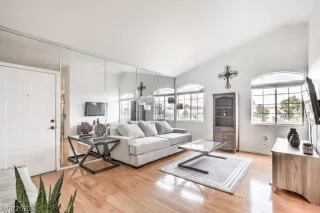 Photo #6: 2336679 Listing