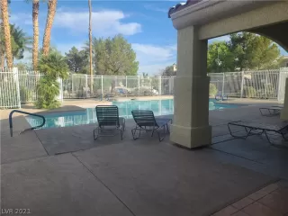 Photo #3: 2336913 Listing