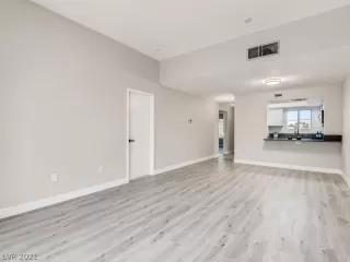 Photo #6: 2336926 Listing