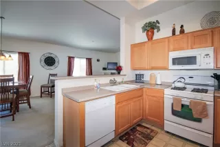 Photo #2: 2336942 Listing