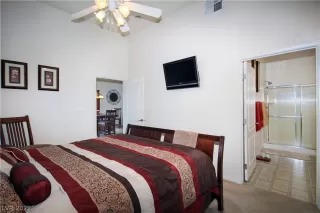 Photo #6: 2336942 Listing