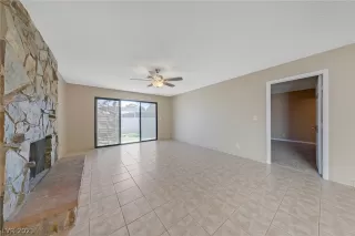 Photo #6: 2336943 Listing