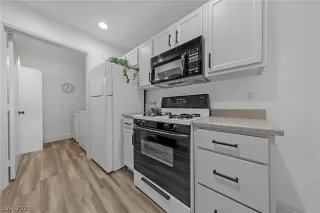 Photo #5: 2337067 Listing 