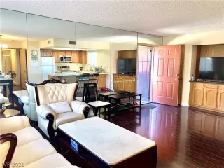 Photo #4: 2337126 Listing