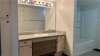 Photo #5: 2337406 Listing