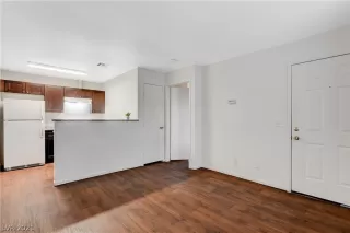 Photo #4: 2337509 Listing