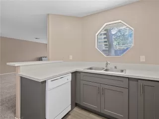 Photo #4: 2337511 Listing 